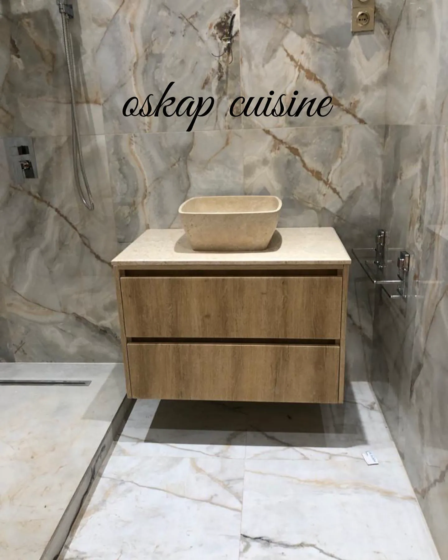 Salle de bain OSKAP, vasque sur meuble suspendu et douche à l'italienne