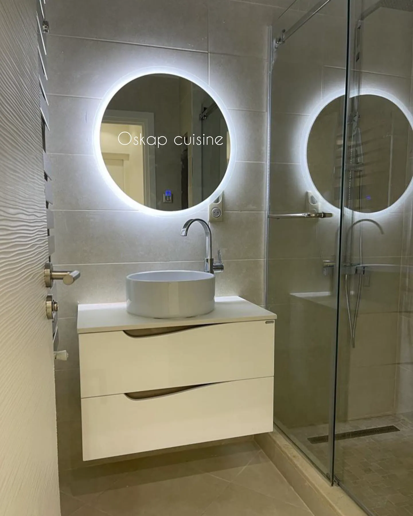 Salle de bain sur-mesure OSKAP, vasque et miroir rétroéclairé